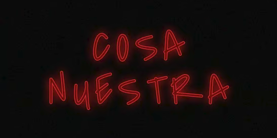 Letrero de neón rojo con el texto Cosa Nuestra sobre fondo negro para el evento de Lacrim en Málaga.